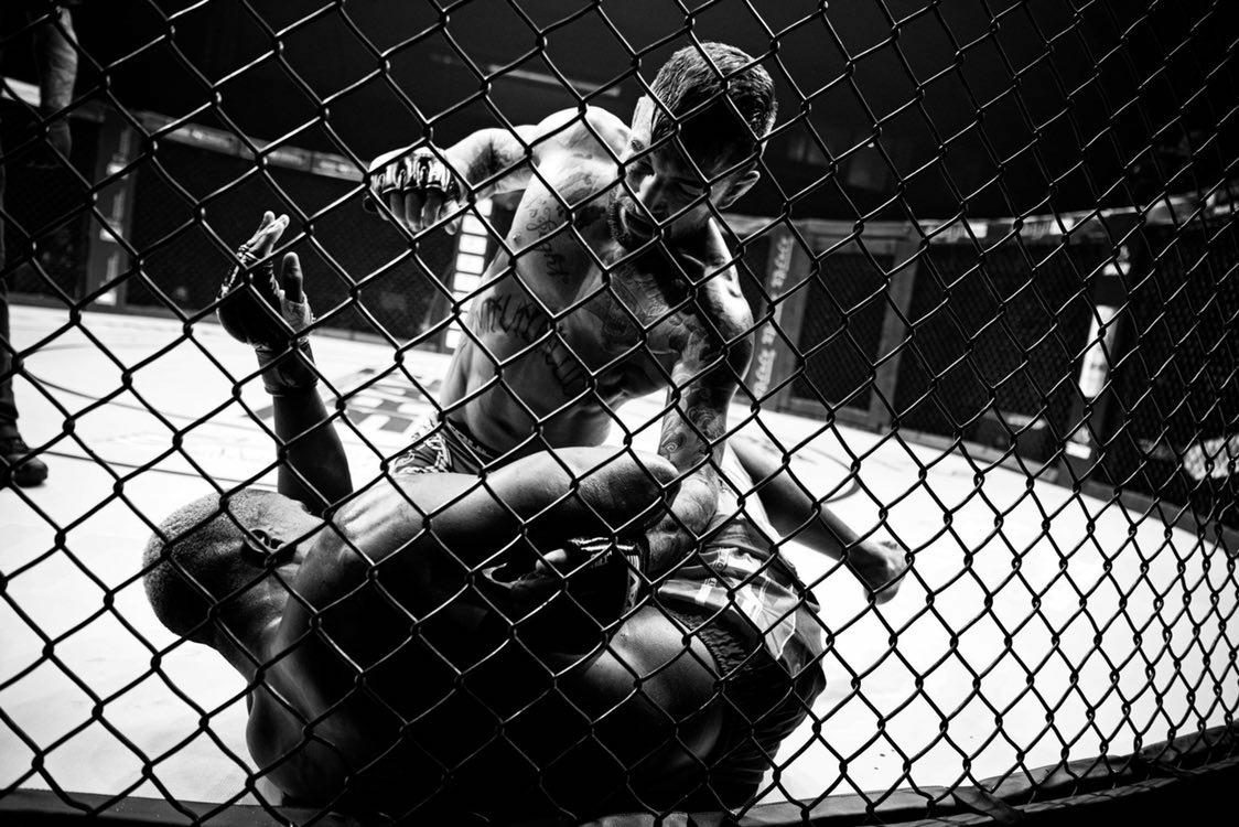 Grappling in Schwarz-Weiß